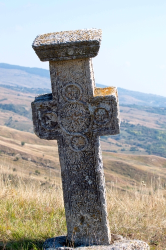 Cruce latină | Jugureni