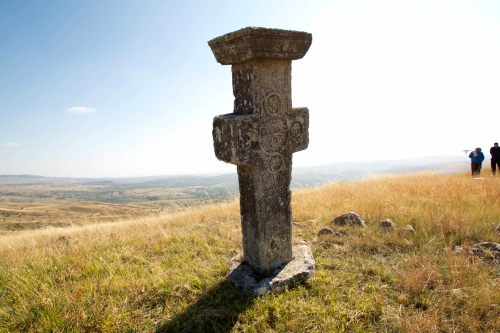 Cruce latină | Jugureni