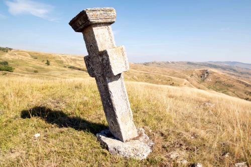Cruce latină | Jugureni