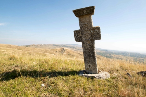 Cruce latină | Jugureni