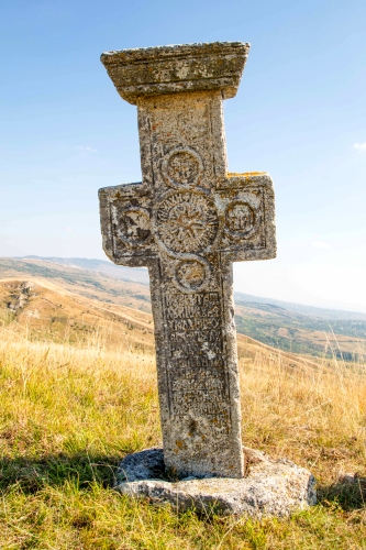 Cruce latină | Jugureni