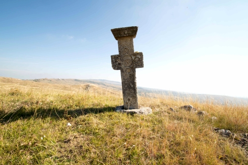 Cruce latină | Jugureni