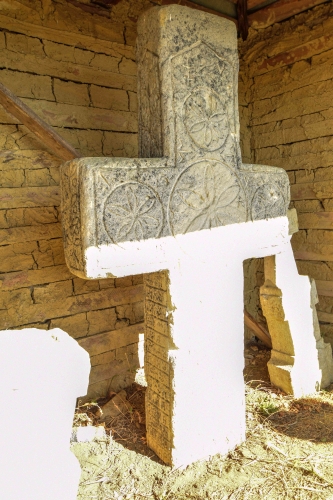 Cruce latină | Jugureni